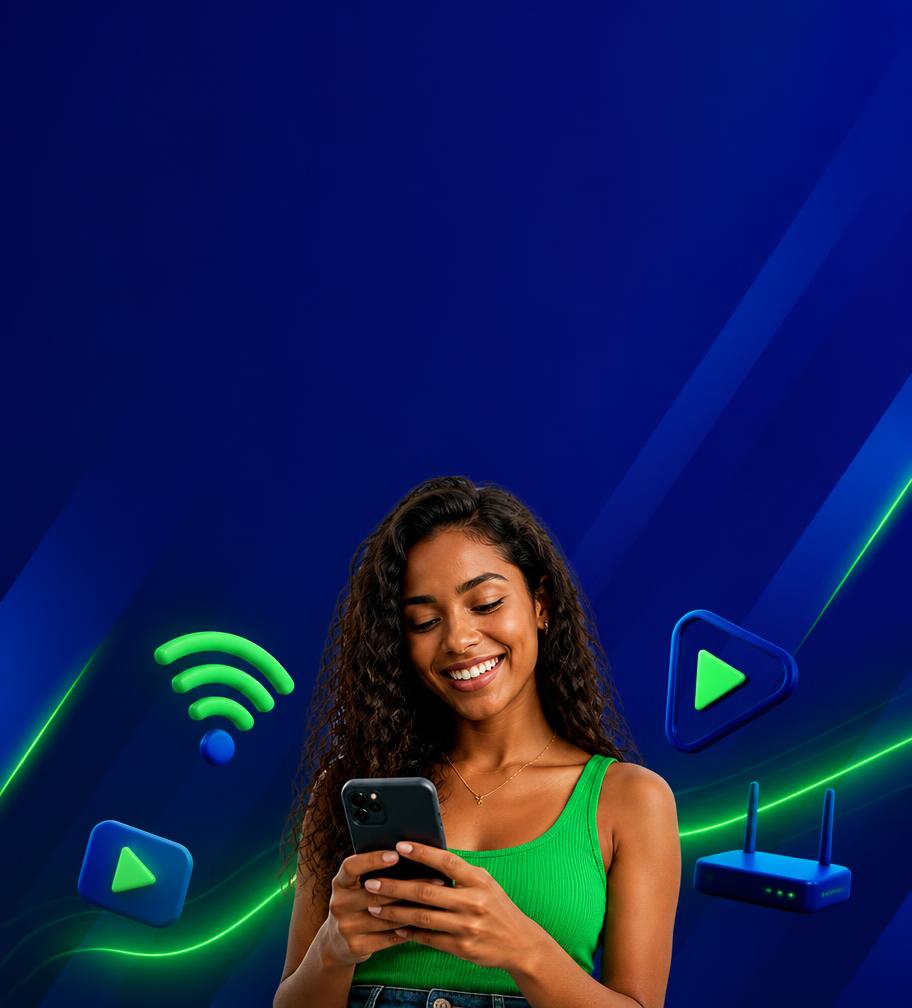 Mulher sorrindo usando o celular com internet fibra Giga+